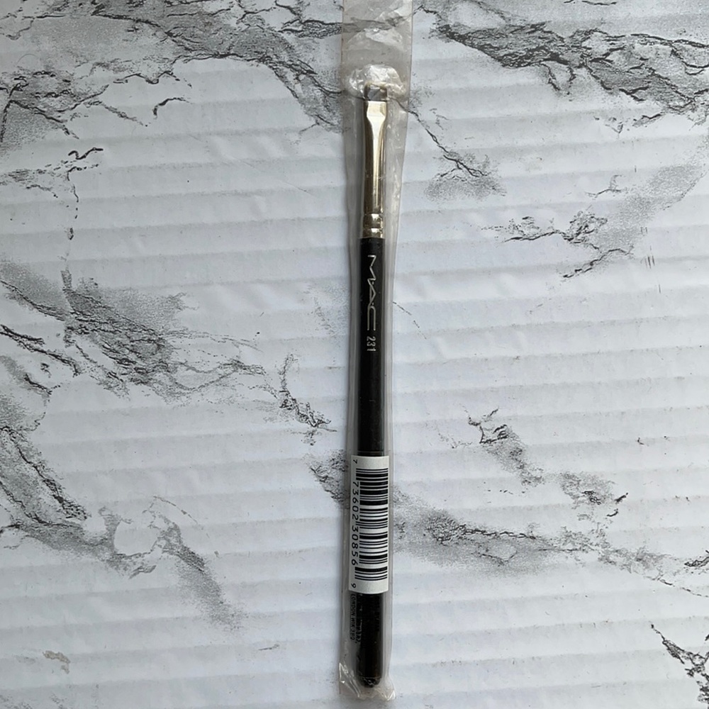 MAC COSMETICS DISCONTINUED 231 BRUSH SYNTHETIC SMALL SHADER NEW IN PACKAGE